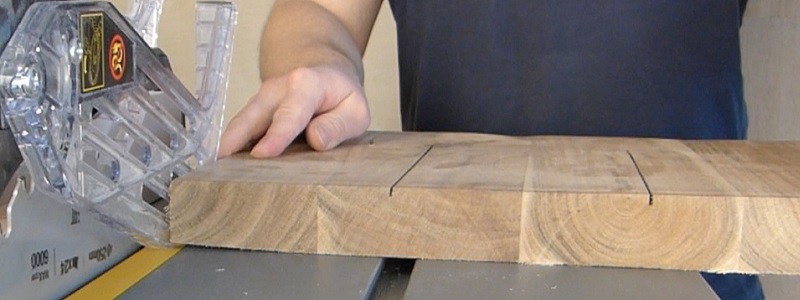 Essai de coupe à la scie à table DeWalt en bois d'acacia